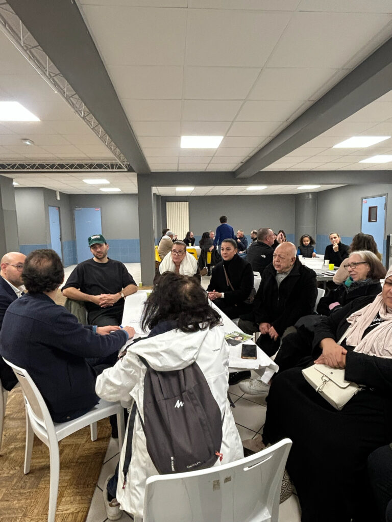 Habitants de Clichy qui échange lors d'un groupe de travail sur les thématiques de la ville